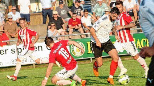 Szene aus dem Spiel letzte Saison in Buchbach: Rosenheims Linor Shabani im Duell mit Patrick Walleth, der dieses Mal wegen einer Gelbsperre fehlt.Foto Buchholz