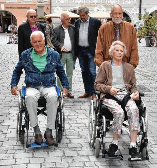 Testfahrt über die Musterfläche: Harald Oberrenner (links), das Ehepaar Hofrath (rechts), sowie der Vorsitzende vom Seniorenbeirat, Josef Kugler (hinten, von links), ÖDP-Stadtrat, Horst Halser, und Stadtrat der Freien Wähler Robert Multrus. Foto Schlecker