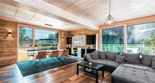 Textilscreens bieten Hitzeschutz und trotzdem genug Tageslicht für eine natürliche Raumatmosphäre sowie eine gute Durchsicht nach draußen. Foto ROMA KG