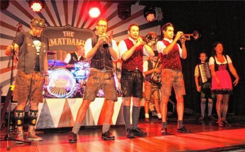 „The Heimatdamisch“ zog Rock- und Popklassikern und aktuellen Hits die Lederhosen an. Foto  Stettner