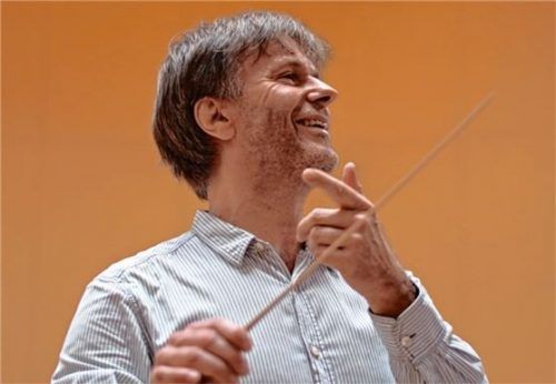 Thomas J. Mandl, Künstlerischer Leiter der Innphilharmonie, verlässt Rosenheim in Richtung Tübingen.Foto re