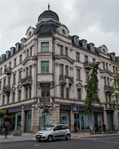 Top-Lage und doch seit Monaten leer: die ehemalige Filiale von „K&L Ruppert“ an der Münchener Straße in Rosenheim.Foto Weinfurtner