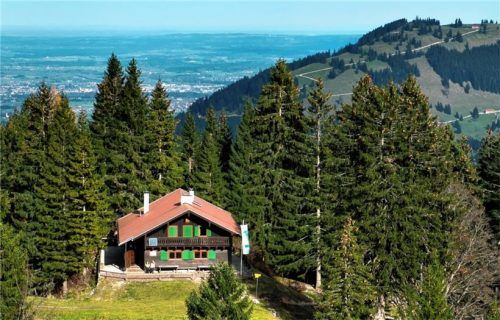 Traumhafte Lage: die Aiblinger Hütte zwischen Wendelstein und Breitenstein, hoch über Bad Feilnbach. Und dennoch liegt ein Streit um den Hüttenwart über ihr.Foto re