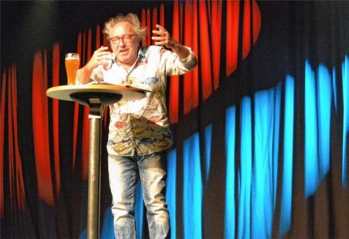 Trotz wirrem Haar und großer Gestik: Urban Priol lebt sich auf der Bühne im Mühldorfer Stadtsaal zu selten aus. Er klebt viel zu lang am Manuskript. Foto  Honervogt