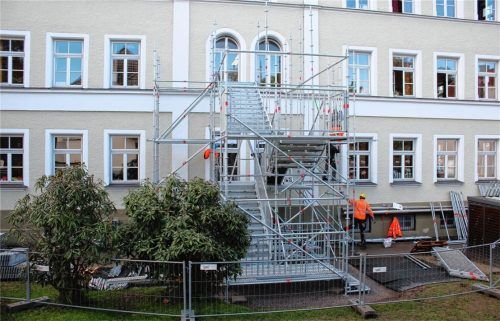 Über diesen Gerüstturm gelangen Schüler und Lehrer der Mangfallschule im Falle eines Brandes ins Freie. Foto riediger