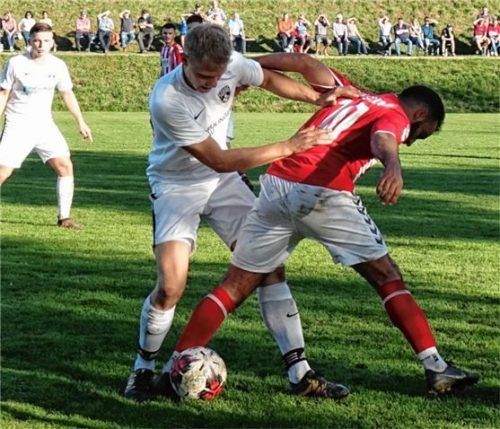 Umkämpft war das 1:1 im Derby zwischen der SG Reichertsheim-Ramsau/Gars und dem TSV Buchbach II. Hier duellieren sich SG-Spieler Matthias Neumaier und Buchbachs Atakan Akdemir um den Ball.Foto Semerad