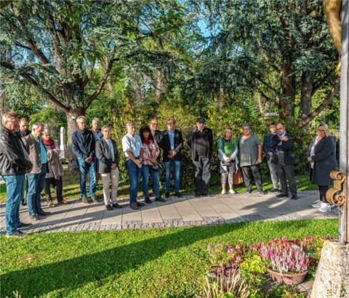 „Unrecht beim Namen nennen“ – das wollten rund 20 Kolbermoorer (Bild links), die sich zum Gedenken an Carlos Fernando versammelten. Der Mosambikaner starb vor 20 Jahren an den Folgen eines rassistisch motivierten Übergriffs. Angelika Graf, Vorsitzende des Vereins „Gesicht zeigen – Rosenheimer Bündnis gegen rechts“ legt ein Gesteck an dem Gedenkort für Carlos Fernando ab (Bild rechts). Fotos Thomae