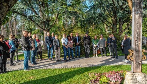 „Unrecht beim Namen nennen“ – das wollten rund 20 Kolbermoorer (Bild links), die sich zum Gedenken an Carlos Fernando versammelten. Der Mosambikaner starb vor 20 Jahren an den Folgen eines rassistisch motivierten Übergriffs. Angelika Graf, Vorsitzende des Vereins „Gesicht zeigen – Rosenheimer Bündnis gegen rechts“, legt ein Gesteck am Gedenkort für Carlos Fernando nieder (Bild rechts). Fotos Thomae