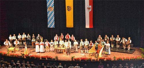 Viel Applaus gab es für die Akteure des Volksmusikabends unter dem Motto „G’schicht’n, G’spiel und G’sang“ im Festspielhaus Erl.Foto Lotter