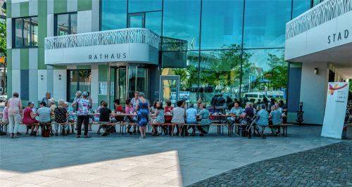 Viel mehr als Semmeln und Kaffee: Im Sommer lud die KFD Kolbermoor, die derzeit 183 Mitglieder zählt, zum Frühstück vors Rathaus. Foto Thomae