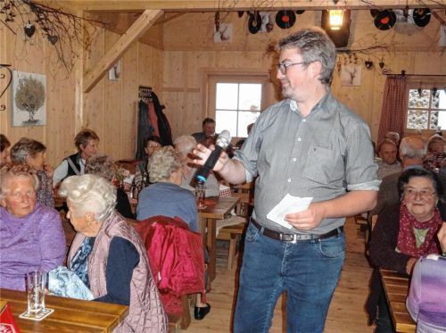 Viele Erinnerungen an frühere Zeiten tauschten die Besucher des Erzähl-Cafés in Aschau aus. Alles drehte sich um das Thema Bräuche und Traditionen. Daniel Baumgartner moderierte die Veranstaltung. Foto  meier