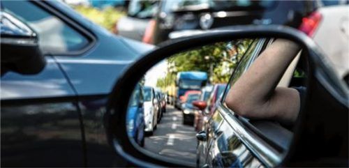 Viele Pendler in der Region sind auf das Auto angewiesen, was zur Verkehrsproblematik beiträgt.Foto  re