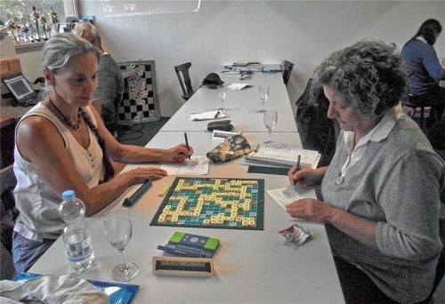 Volle Konzentration bei der Siegerpartie: Beate de Nijs (links) im Duell gegen Nadja Dobesch (rechts). Foto Riedl