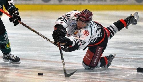 Voller Einsatz wie hier von Kapitän Michael Baindl ist von den Starbulls-Spielern auch am Freitag im Heimspiel gegen Sonthofen und am Sonntag in Memmingen gefragt. Foto  Hollfelder