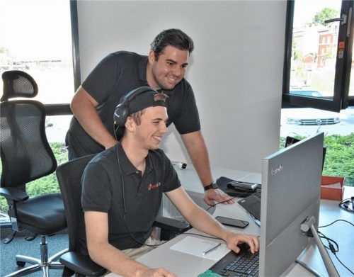 Von der Hochschule zum eigenen Chef: Tobias Jonas (sitzend) und Marinus Staber (stehend) sind die Junior Software Engineer und haben es mit ihrer Firma innFactory gewagt. Sie sind ein Vorbildunternehmen von Stellwerk 18 in Rosenheim. Foto Schlecker