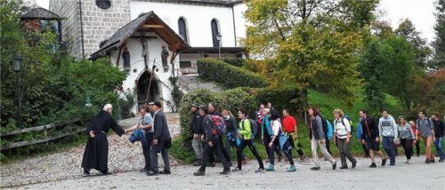Von einem Pater wurden die Pittenharter Wallfahrer in Maria Eck willkommen geheißen. Foto Pis