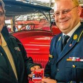 Umringt von alter Löschtechnik tagen