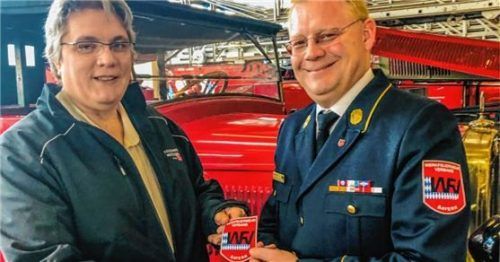 Von Martin Wilske (rechts), dem Vorsitzenden des Werkfeuerwehrverbandes Bayern, nahm der Vorsitzende des Feuerwehrmuseums, Alexander Süsse, das Ärmelabzeichen für die Abzeichensammlung entgegen.Foto  Steinbach