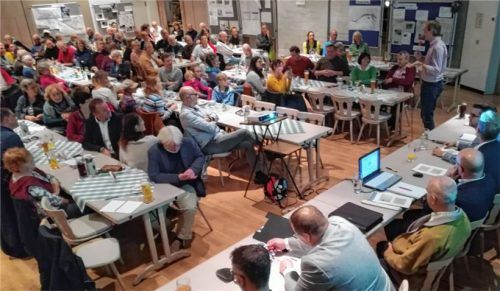 Vor 150 interessierten Bürgern wurde die künftige Entwicklung der Gemeinde Stephanskirchen ausführlich aufgezeigt.Foto sperber