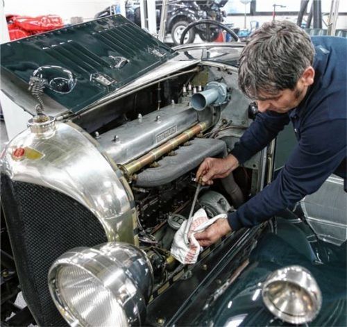 Vor dem Einwintern sollten unter anderem auch die Flüssigkeitsstände geprüft werden. Foto ampnet/Autostadt