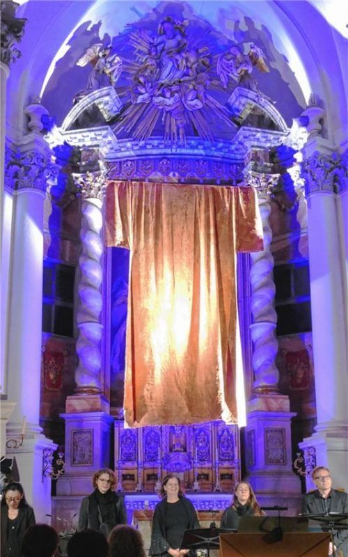 Vor dem symbolischen Mantel Christi, der das Hochaltarbild verhängt, nehmen die Sänger dankbar den Applaus entgegen. Foto Janka