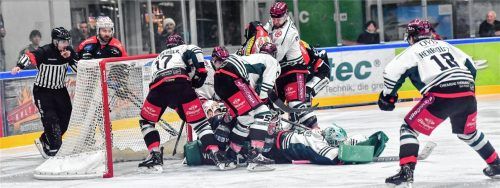 Vor dem Tor von Lukas Steinhauer herrschte immer wieder mal heftiger Betrieb – so wie in dieser Szene.Foto Zwibel