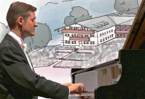 Vor dem Wandgemälde von Gut Hitzelsberg saß Christoph Declara konzentriert am Flügel. Foto Janka