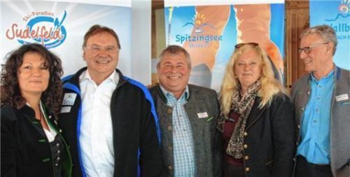 Vorfreude auf den Saisonstart bei den Alpen-Plus-Verantwortlichen: (von links) Antonia Asenstorfer, Peter Lorenz, Egid Stadler, Ulrike Pröbstl und Harald Gmeiner. Foto Siefert