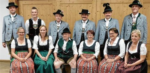 Vorsitzender Christian Staudinger (links) sowie Zweiter Vorsitzender Hans Seidl junior (rechts) mit den langjährigen Mitgliedern: Markus Paukert, Herbert Rothmeier, Herbert Klinghuber und Peter Kloo (hinten, von links) sowie Ingrid Staudinger, Stefanie Kurz, Karl Riedl, Maria Halder, Hannelore Nagl und Christine Paukert (vorne, von links).Foto re