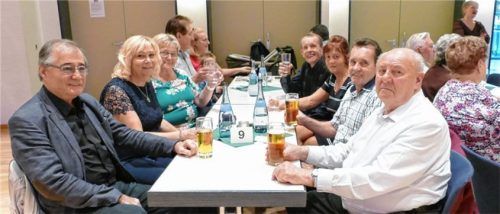 Vorsitzender Günther Kratochwill und Organisatorin Hilde Kodrotz (von links) mit einer Gruppe „Warjascher“ beim gemütlichen Treffen.Foto  Bachmaier