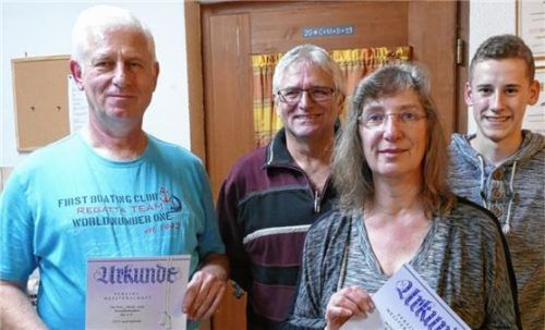 Vorsitzender Peter Riener (Zweiter von links) gratulierte den Vereinsmeistern Günther Kneißl (links) und Monika Zwislsperger sowie Christoph Wagner.Foto  Bachmaier