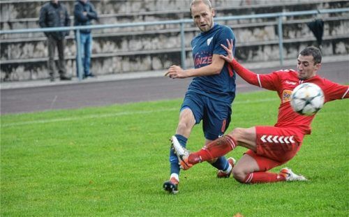 Waldkraiburgs Edwin Hadzic (rechts) konnte den späteren Torschützen zum 3:0, Anian Folger, nicht an der Flanke hindern.