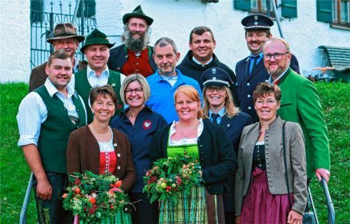 Wenn alle, die sich engagieren, zum Fototermin Zeit gehabt hätten, hätte der Platz auf der Treppe nie gereicht: (vorne von links) Frauenbund-Vorsitzende Christine Wimmer, Sieglinde Ott vom Theaterverein, Andrea Mayer aus dem Pfarrgemeinderat, Kommandantin Daniela Rottner, Carola Richter vom Laurenzi-Singkreis, (Mitte von links) Dennis Wastlhuber und Hannes Schlicht vom Burschenverein, Hannes Fuchs vom Eisstockverein, Pater Marius, Erwin Anner von der Feuerwehr, Sepp Mayer von der Kirchenverwaltung, (hinten von links) Schützenvereinsvorsitzender Hans Mörner und Veteranenvereinsvorsitzender Holger Knuth. Foto endlicher
