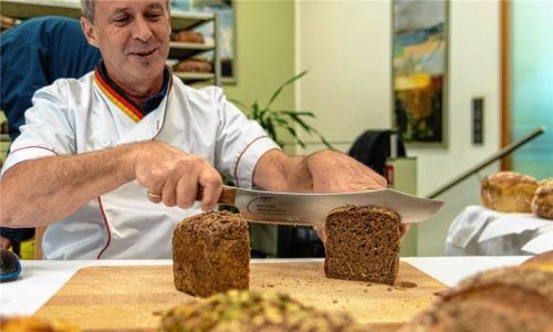 Wichtiger Testmoment für Brotprüfer Manfred Stiefel: das Anschneiden. Gutes Brot muss sich leicht schneiden lassen und das Innere, die Krume, darf weder klebrig noch bröselig sein. Fotos Thomae