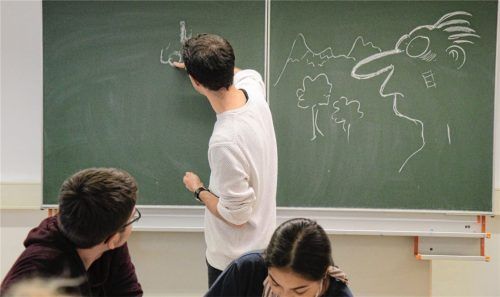 „Wie malt man eine Nase?“ – Cornelis Jettke malt zunächst eine Kugel als Nasenspitze zur Orientierung und empfiehlt: viel üben, besonders an echten Modellen.