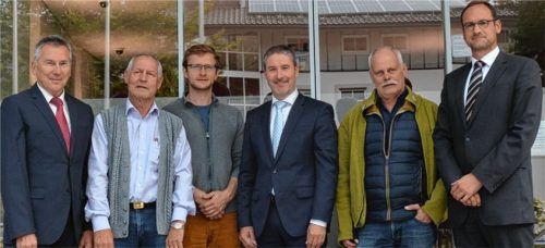 Ziehen gemeinsam an einem Strang: Raiffeisenbank-Vorstand Albert Schweinsteiger, die BEC-Vorstände Philipp Ramming und David Schmidtner, RB-Vorstand Christian Trattner, BEC-Vorstand Georg Beyschlag und RB-Vorstand Daniel Sauer. Foto re