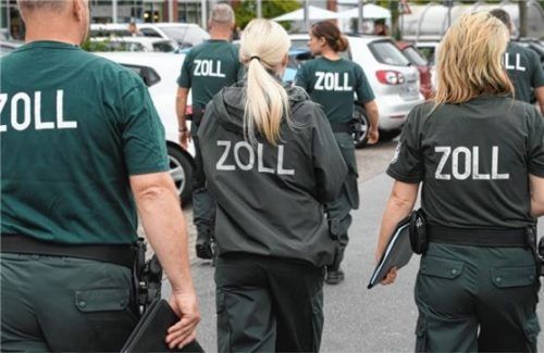 Zollfahnder – hier bei einer Kontrolle eines Einkaufscenters – waren bei der Durchsuchung des Unternehmenssitzes auf Ungereimtheiten bei den Abrechnungen gestoßen. Foto dpa