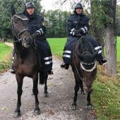 Kontrolle mit Pferd und Drohne