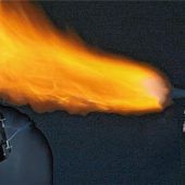 Elektroschocker entflammt K.-o.-Spray