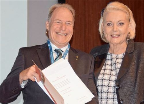 Zum Dank eine Urkunde: Oberbürgermeisterin Gabriele Bauer zeichnet Professor Ulrich Sieberath aus.Foto privat