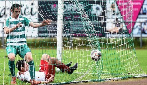 Zwei Spieler und der Ball im Tor: Marko Dukic (links) musste beim Eigentor der Gäste nicht mehr eingreifen, wäre aber zur Stelle gewesen. Foto Ziegler