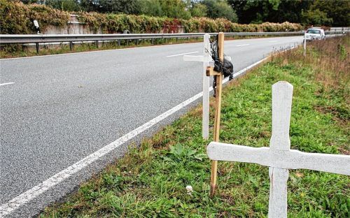 Zwei weiße Holzkreuze umrahmen das Kreuz, das kurz nach dem Unfall aufgestellt worden war, an der Unfallstelle. Im Hintergrund haben die Unbekannten ein drittes weißes Holzkreuz aufgestellt, das vermutlich auf den Unfalltod eines Motorradfahrers kurz nach der Eröffnung der Straße im Jahr 2007 hinweisen soll. Fotos re, Reisner