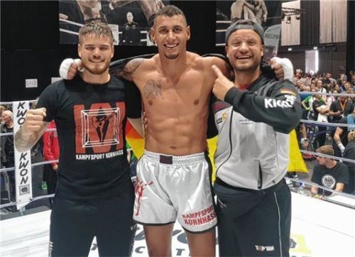 Zwei Weltmeister und der Trainer: Mario Kornhass (links) holte zweimal Gold, Ben März (Mitte) wurde Weltmeister im K1 und Trainer Nino Kornhass war stolz.