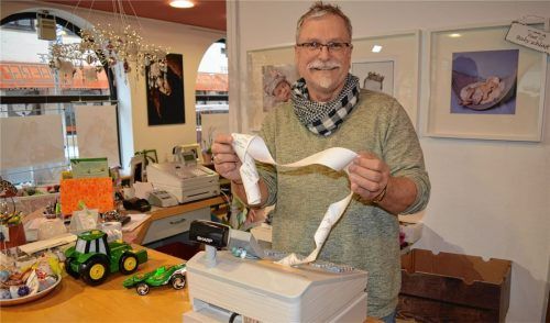 11 Uhr vormittags bei Helmuth Fromberger im Laden. Der Second-Hand-Shop hat bereits Umsätze zu verzeichnen. Einen knappen Meter beträgt zu diesem Zeitpunkt bereits die Länge aller Kassenbons, die an diesem Tag ausgegeben wurden. Foto enzinger