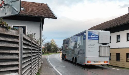 1230 Lkws zählten die Anlieger in den Weilern und Ortsteilen an der Staatsstraße von Stephanskirchen nach Vogtareuth. An einem normalen Dienstag. Oft nur einen Meter von den Häusern entfernt. Sie haben die Nase voll, wollen die Lkws loswerden. Fotos Privat