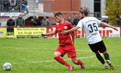 74 Minuten kaum zu halten: Der TSV Rain und Michael Krabler führten gegen 1860 Rosenheim und Nicolaj Madsen mit 3:0. Am Ende wurde es noch einmal eng. Foto Szilvia Izsó