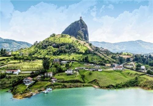 740 Stufen müssen Reisende bewältigen, wenn sie die Aussicht vom Peñol de Guatapé in Kolumbien genießen wollen. Foto Gettyimages/FTI