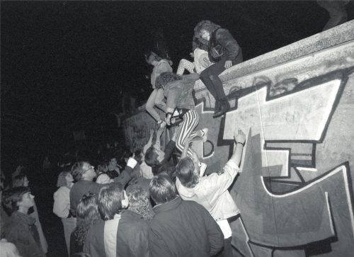9. November 1989 in Berlin: Menschen klettern am späten Abend auf die Berliner Mauer am Brandenburger Tor. Foto dpa