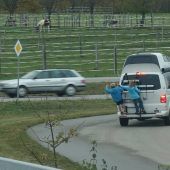 Fahrer transportiert zwei kleine Kinder auf Stoßstange
