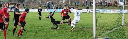Packende Torraumszenen, wie hier im Bezirksliga-Derby zwischen Reichertsheim-Ramsau und dem TSV Bad Endorf,sollen bald wieder auf den Fußballplätzen der Region zu sehen sein. Foto Johannes Wimmer